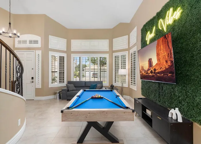 Heated Pool & Putting Green: Chandler Home! * Chandler