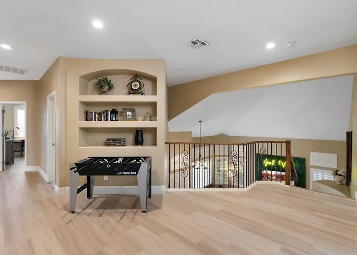 Heated Pool & Putting Green: Chandler Home! *