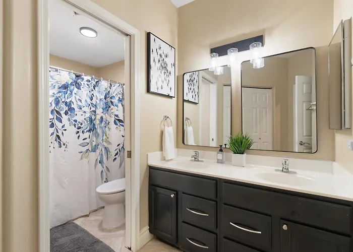 Heated Pool & Putting Green: Chandler Home! *