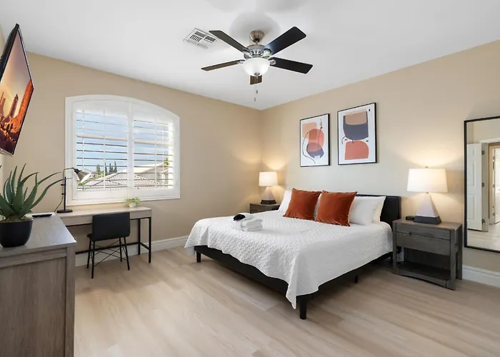 Сasa de vacaciones Heated Pool & Putting Green: Chandler Home! Chandler